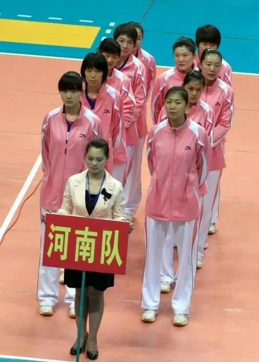 朱婷，中国女排的一个时代或许已经结束，以她为代表的中国女排有辉煌，也有落寞。如今
