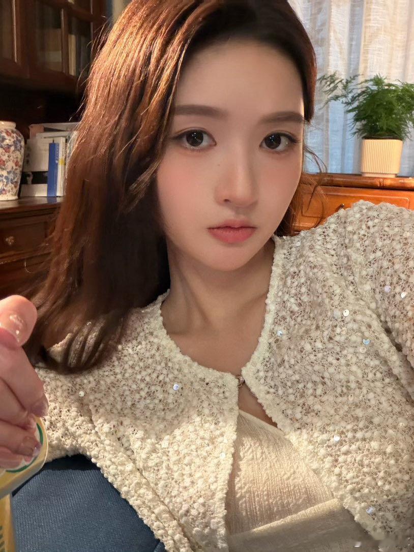 王玉雯七夕给剧组女孩送花王玉雯七夕请全剧组喝奶茶王玉雯也太会温暖身边人了！七夕拍