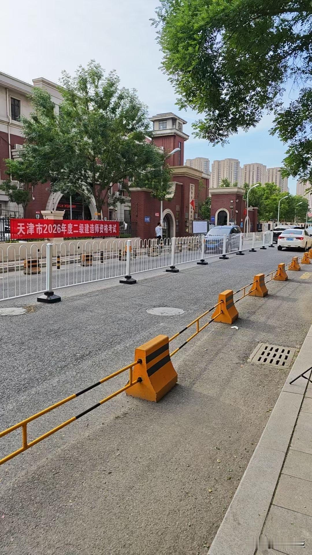 路过二建考场，都快开考了，人却寥寥无几，这场景真让人唏嘘。曾经，二建证书可是香饽