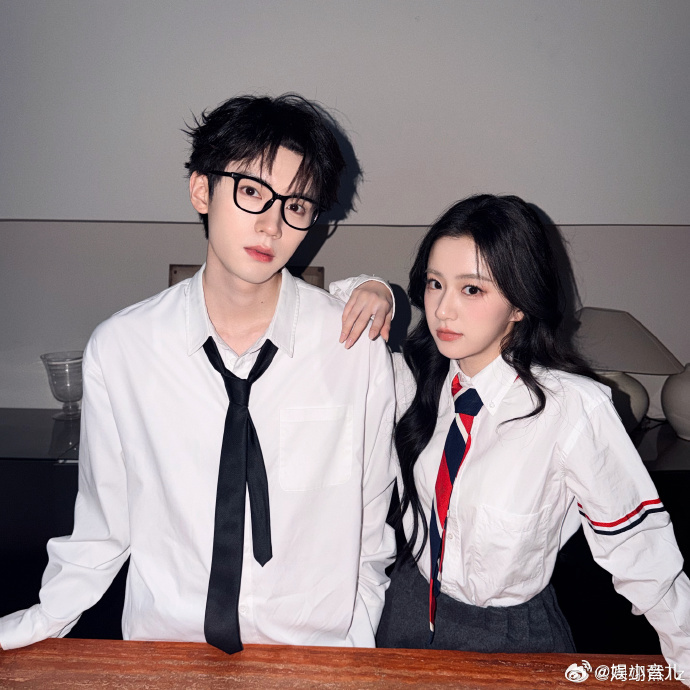 慕慕昭昭元宵节亲了CP 粉狂喜！慕慕昭昭初吻在元宵夜甜度爆表🥳“我会一直纠缠你