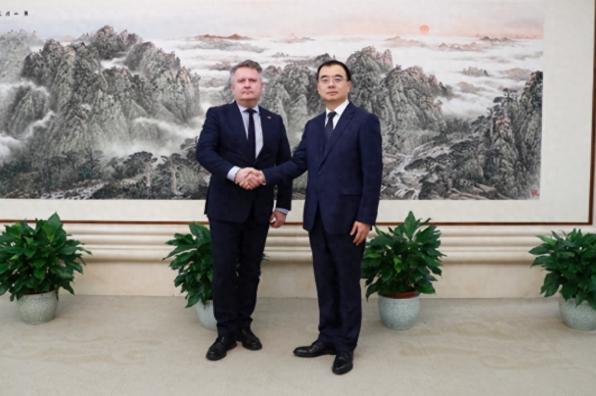 最近，乌克兰副外长基斯利察到中国来了，刚在北京落地，让人有点意外的是，他没急着去