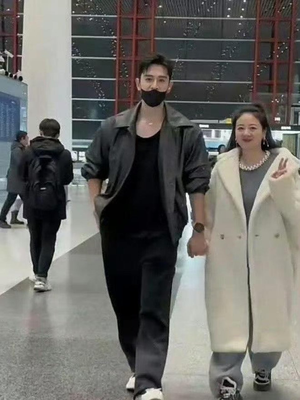 真爱就是，哪怕老婆胖，也骄傲地带她出街，表明她是我老婆。经超真这么干了。 