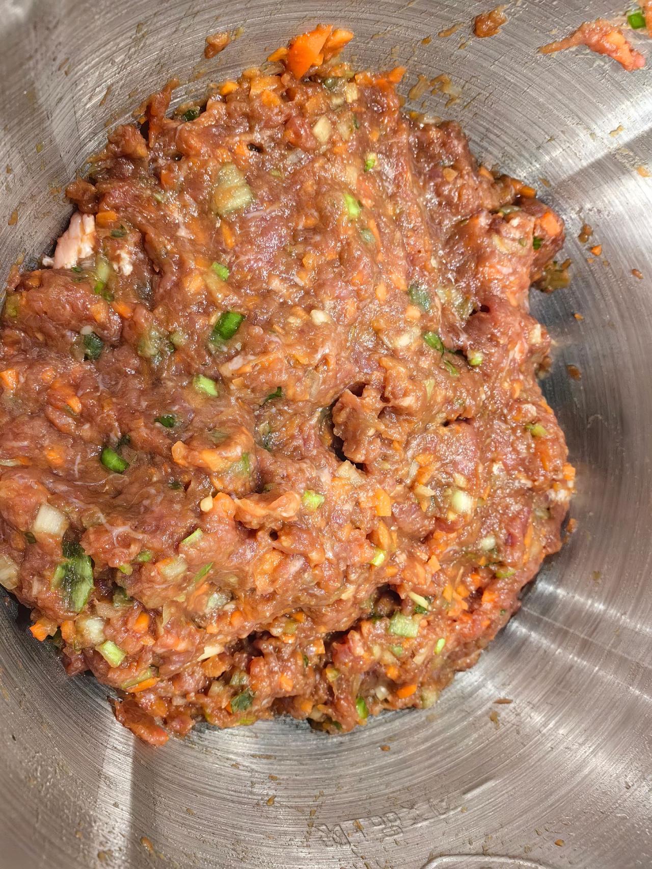 饺香暖意
 
牛肉与胡萝卜打碎相融，裹进柔韧面皮。指尖轻捏，月牙饺子排成行。烟火