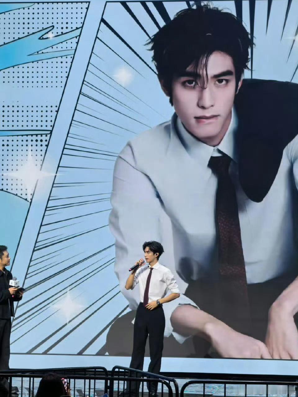 宋威龙见面会现场的粉丝真的好有眼福呀，好帅的一个男的，大饱眼福！ 