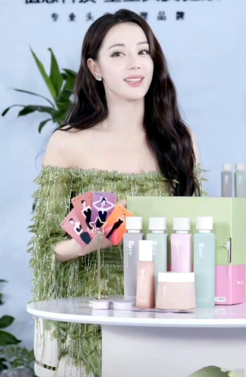 迪丽热巴这个角度真的很像杨紫，是妆容的原因吗？ ​​​