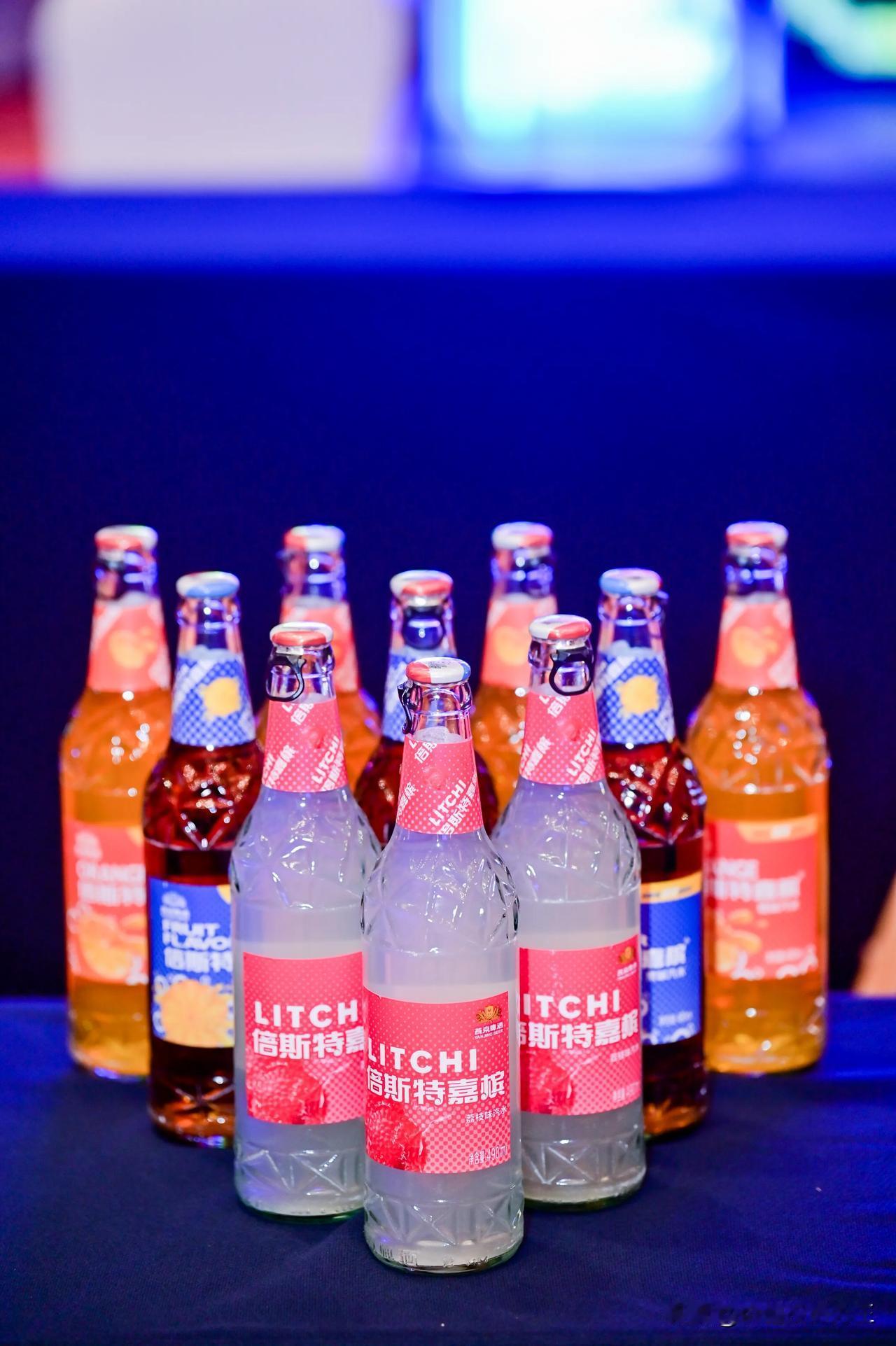 周五沪深两市低开分化收盘。早盘三大指数全线微幅低开，随后出现短暂下探后快速拉升，