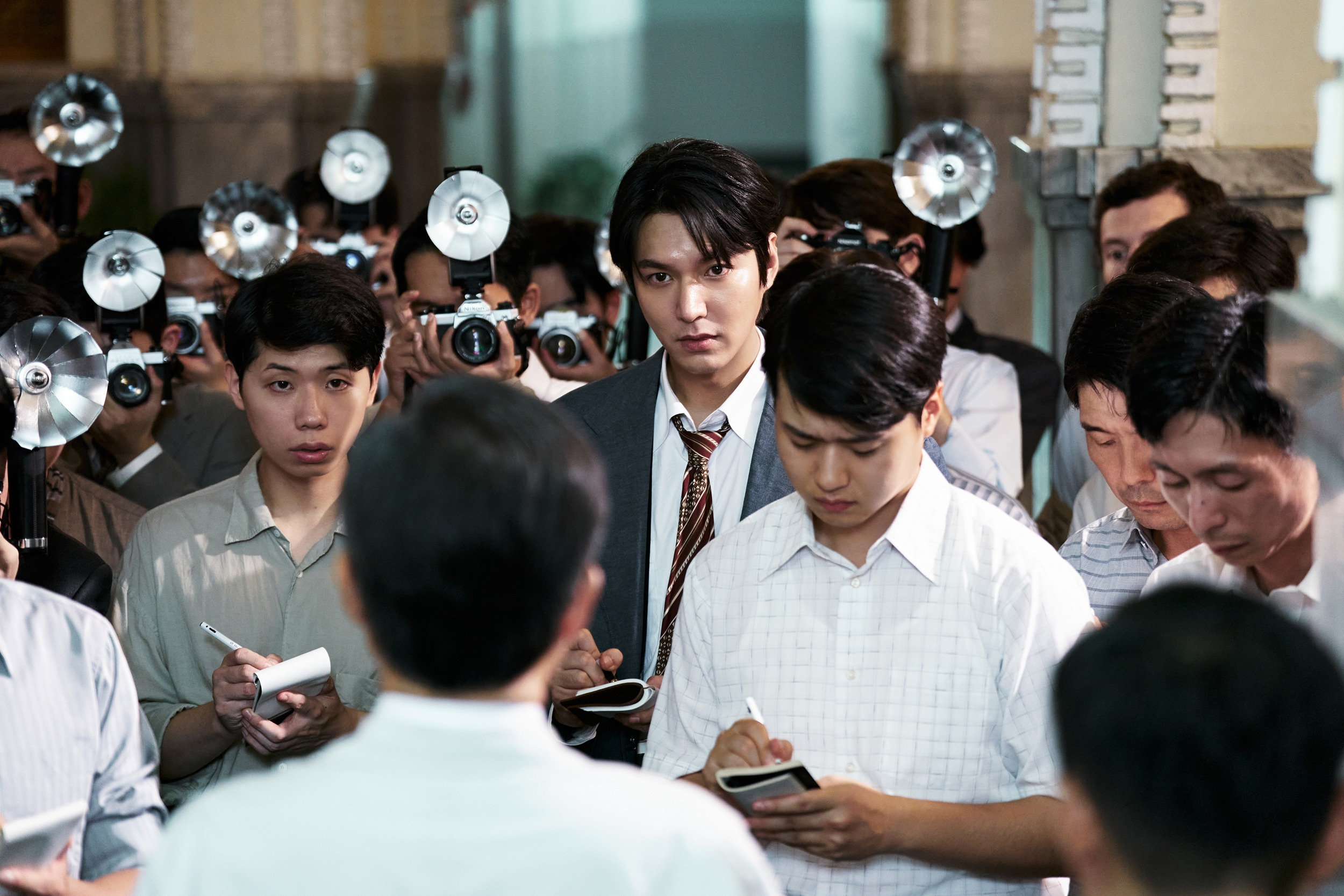 韩影观察 由许秦豪执导，柳海真，朴海日，李敏镐主演，聚焦陆英修遇刺案的电影《暗杀