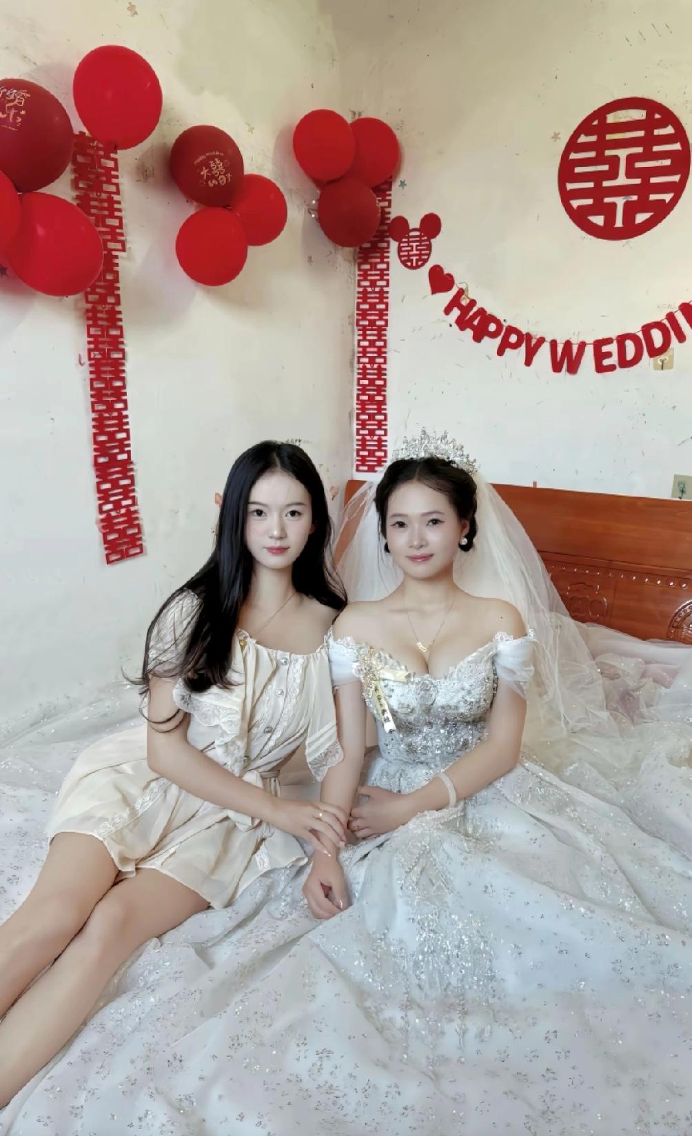 上联∶古有快马送信，请对下联今日成婚嫁人