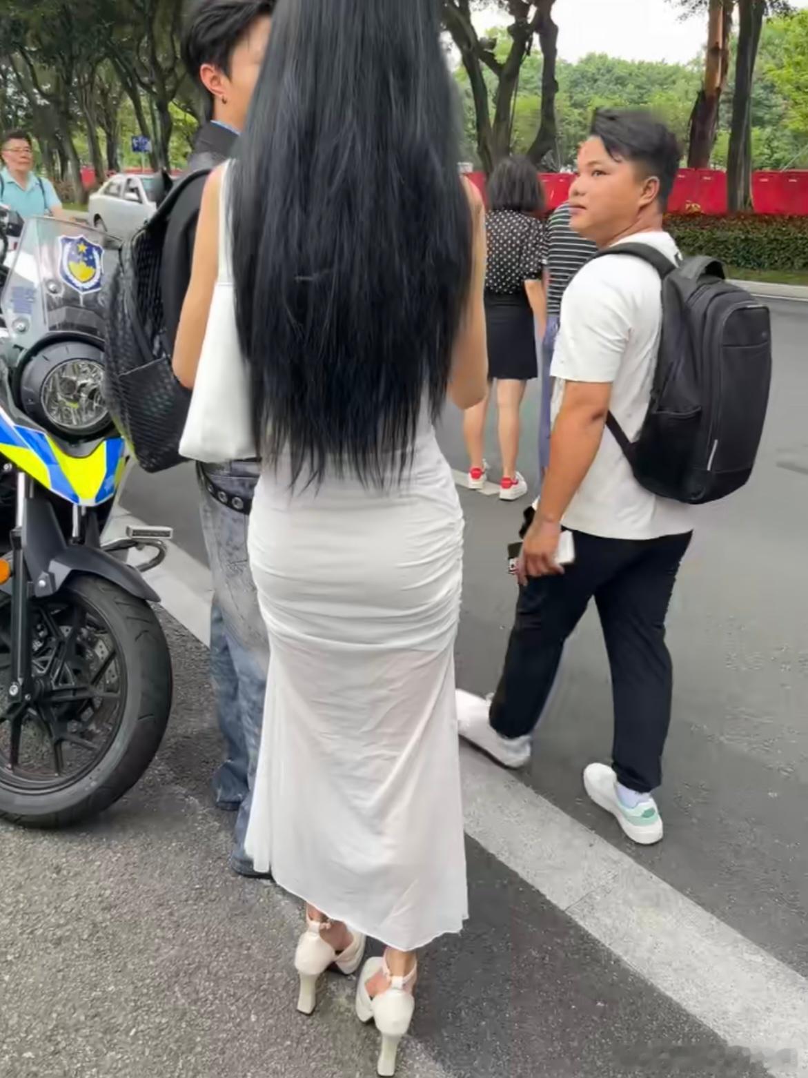 这美女是有多好看，小伙子眼睛都看直了时尚穿搭 ​​​