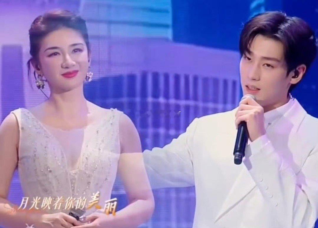 黄奕babyblue手工刷毛抹胸裙 黄奕晚会造型太仙了！babyblue抹胸裙以