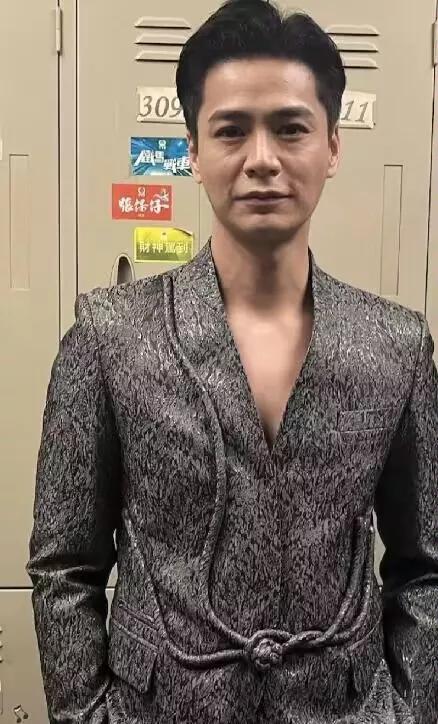 罗子溢力撑老婆杨怡回TVB拍剧，望夫妻档合作
罗子溢昨晚以灰色西装打扮现身将军澳