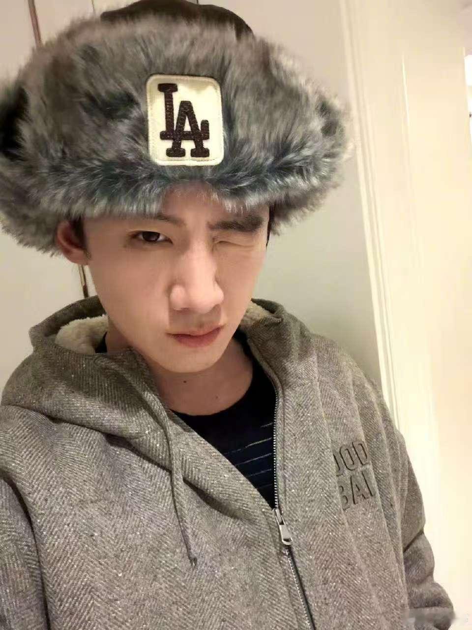 白敬亭抱花wink白敬亭十一宫格营业白敬亭十一宫格营业，抱花wink，[拜托][