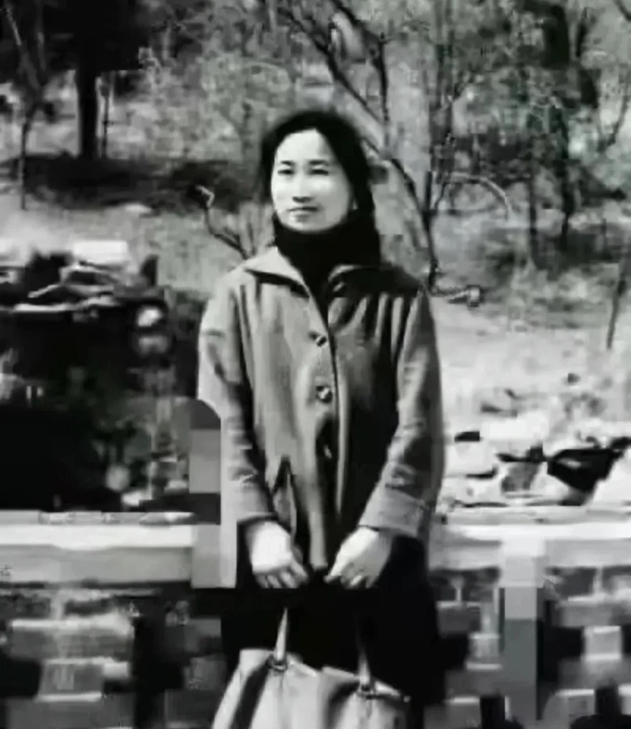 很多人对屠呦呦的印象，停留在2015年领诺奖的银发老奶奶，很少有人见过她38岁攻