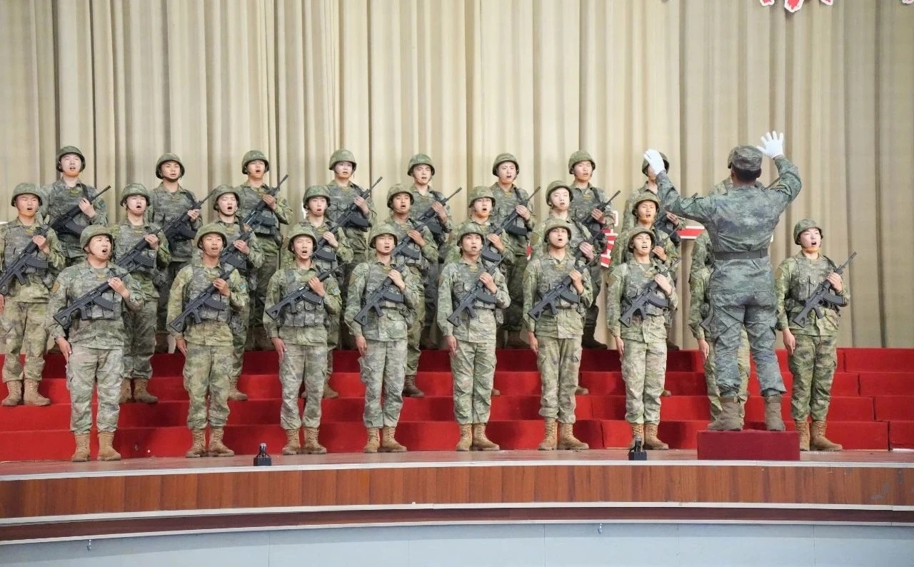 空降兵某部“铭记主席重托 唱响嘹亮军歌”主题歌咏比赛（我们的天空） ​​​