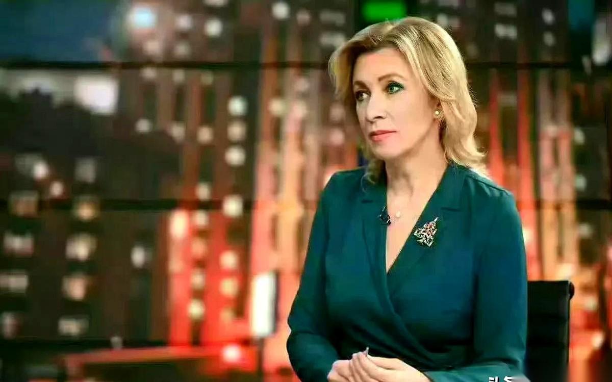 把扎哈罗娃和卡拉斯放一起，简直就是公开处刑。
真的，我有时候刷到她们的新闻，都忍