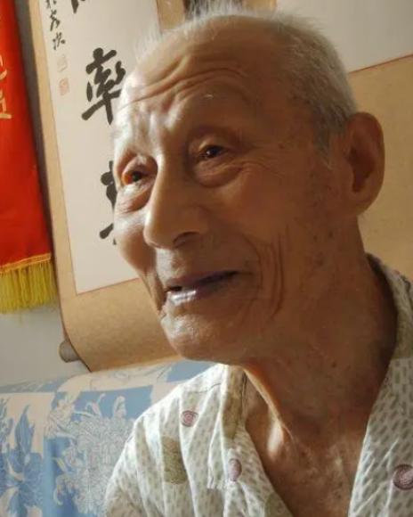 1983年，夏部长盯着一位穿着军裤的农民观看了很久开口询问：“您参加过开国大典吗