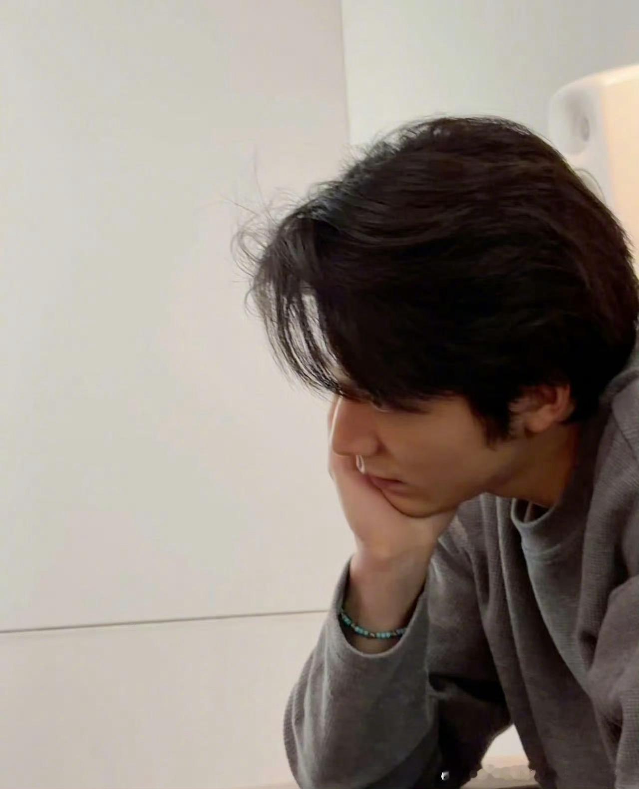 张新成素颜完全hotnerd 张新成素颜完全是hotnerd天花板，干净清爽又自