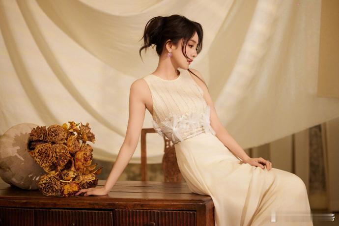 杨幂[超话]杨幂在逃公主具像化 看到杨幂全球首穿的高定白裙，直接沦陷在她的美貌里
