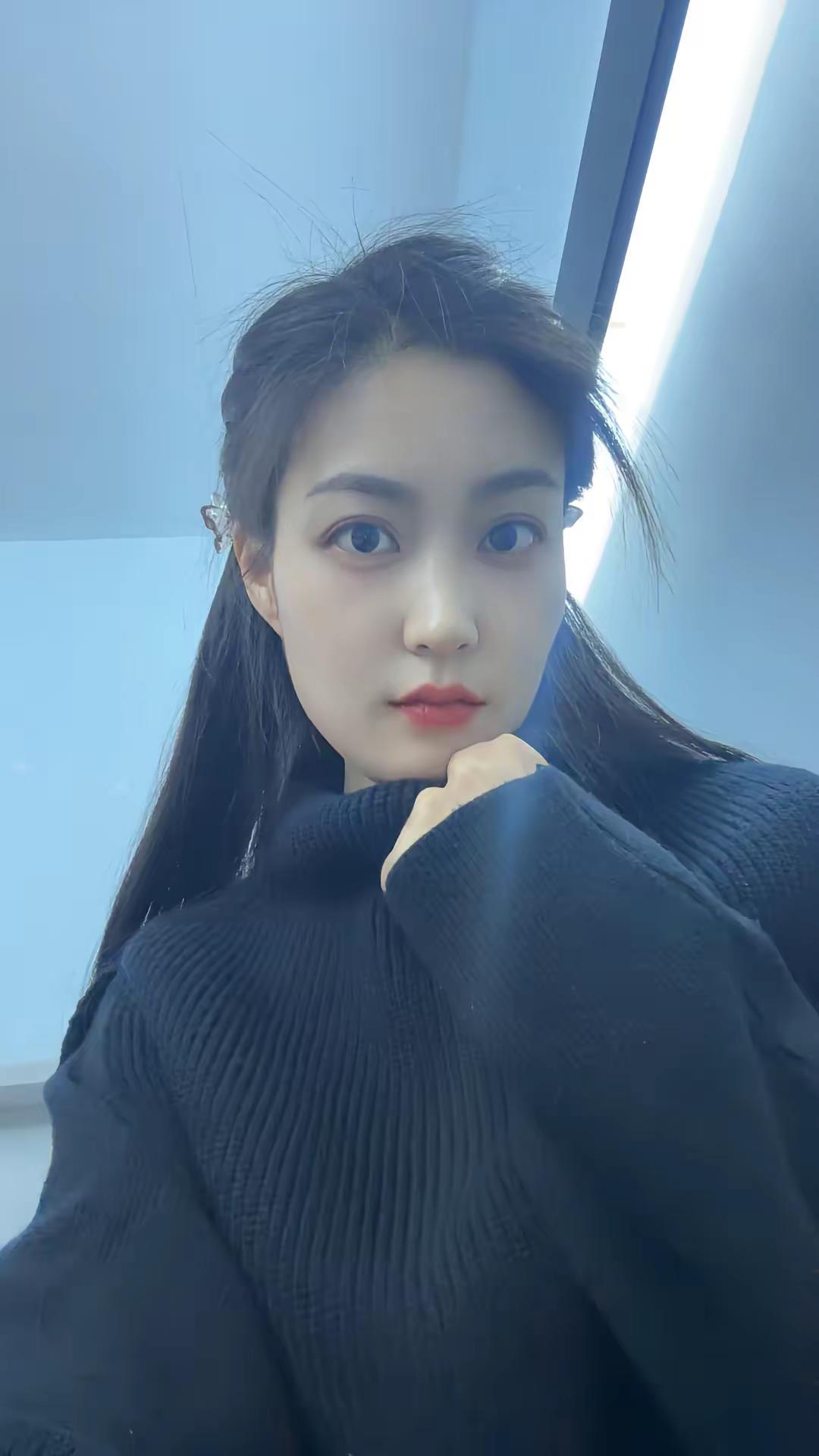 露肩毛衣自拍 黑色高冷毛衣 可甜可酷可温柔