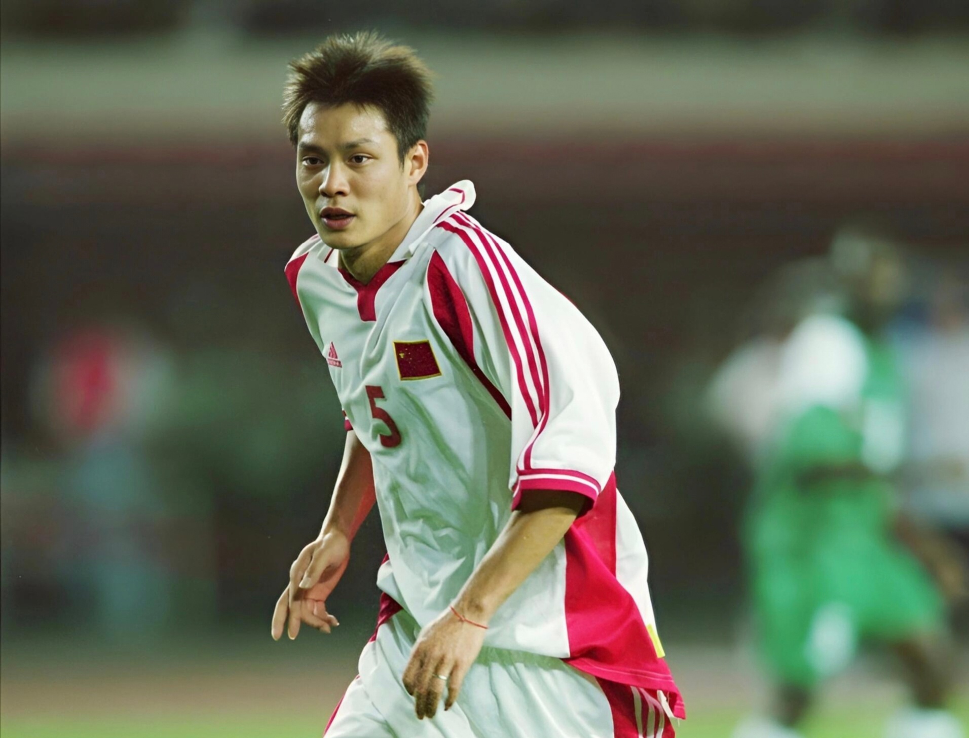 中国足球的标志性人物范志毅，曾拿下中国首个且唯一的亚洲足球先生。球员时坐镇后场稳