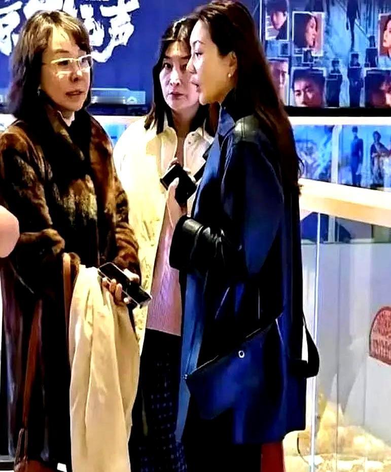 75岁张艺谋佝偻着背，在超市拎菜那一刻，我才看懂陈婷。
 
他把菜塞进袋子，背影