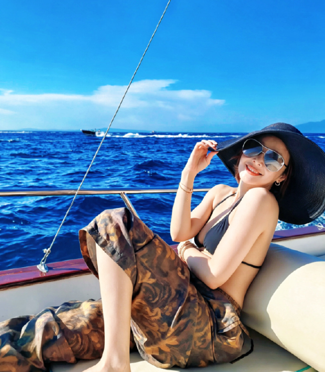 自从《狂飙》陈书婷封神，高叶的穿搭就成了全网模板。她的风格就三个字：又飒又辣。西