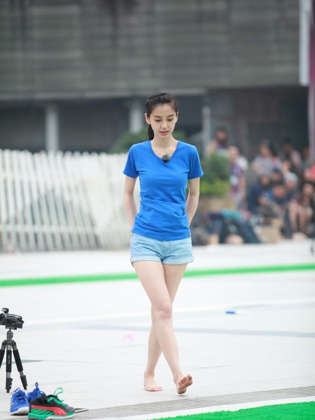 杨颖第一次出现在跑男，那时候好年轻好嫩啊，现在的状态跟那时候肯定不能比的。 