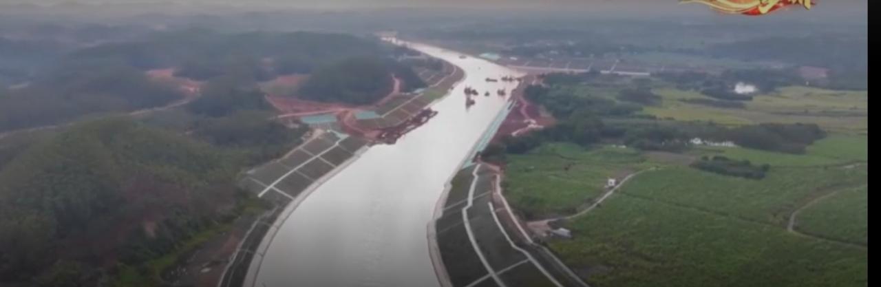 2025年中国基建与经贸发展齐头并进，海南洋浦港集装箱码头繁忙运转，成为对外开放