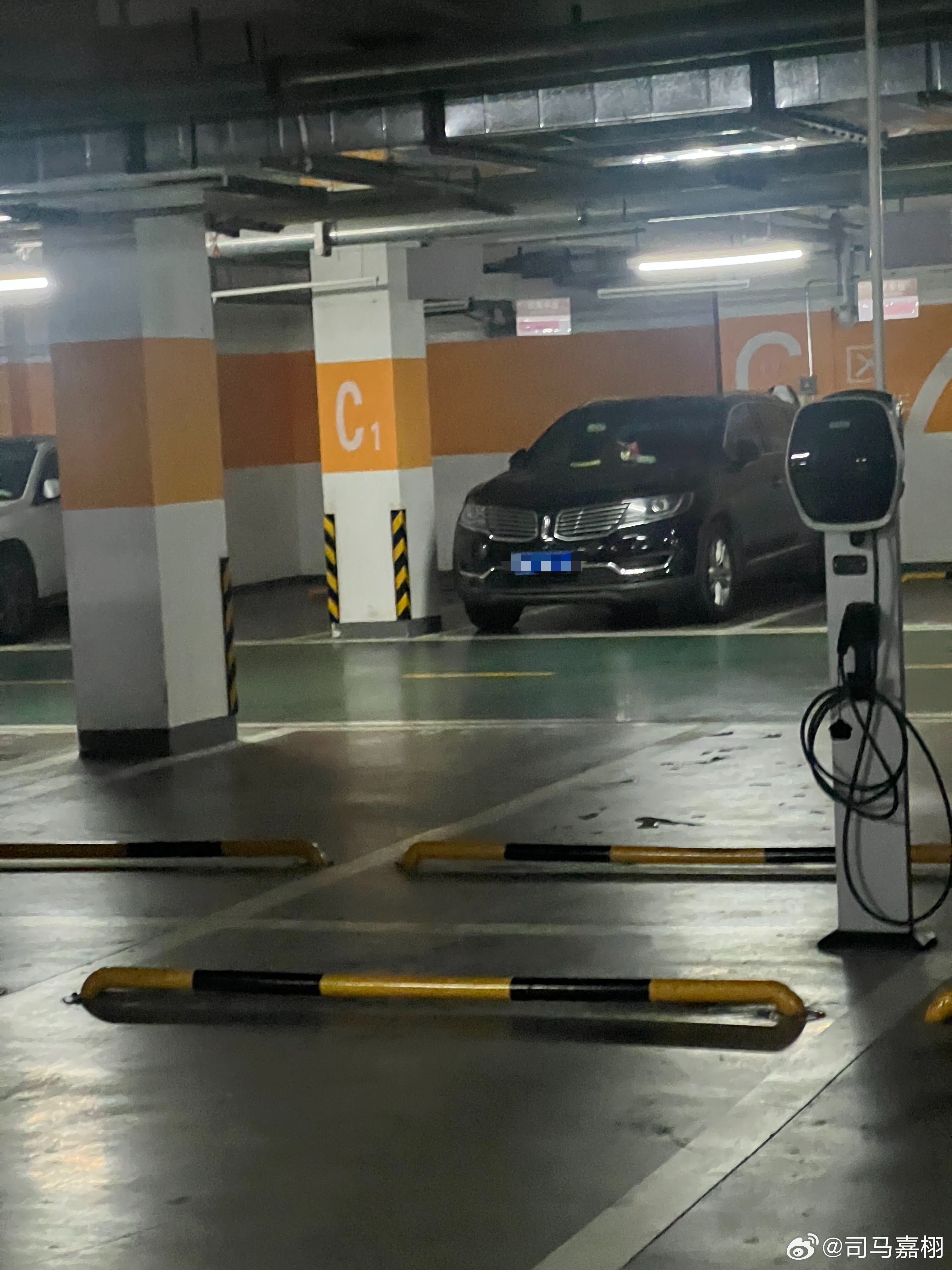 雨下太大了，没法出去试车了，只能去地库里看看大家都开什么奇奇怪怪的车了，该说不说