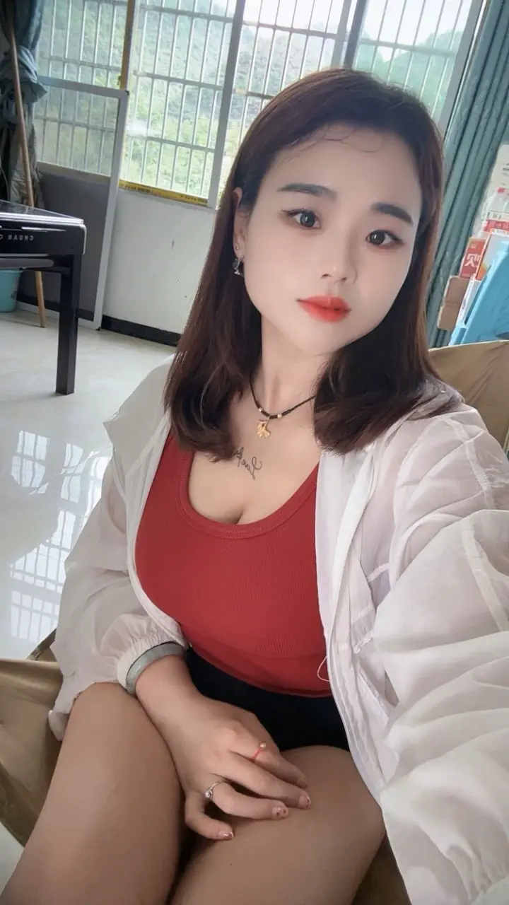 时而开心，时而抑郁。