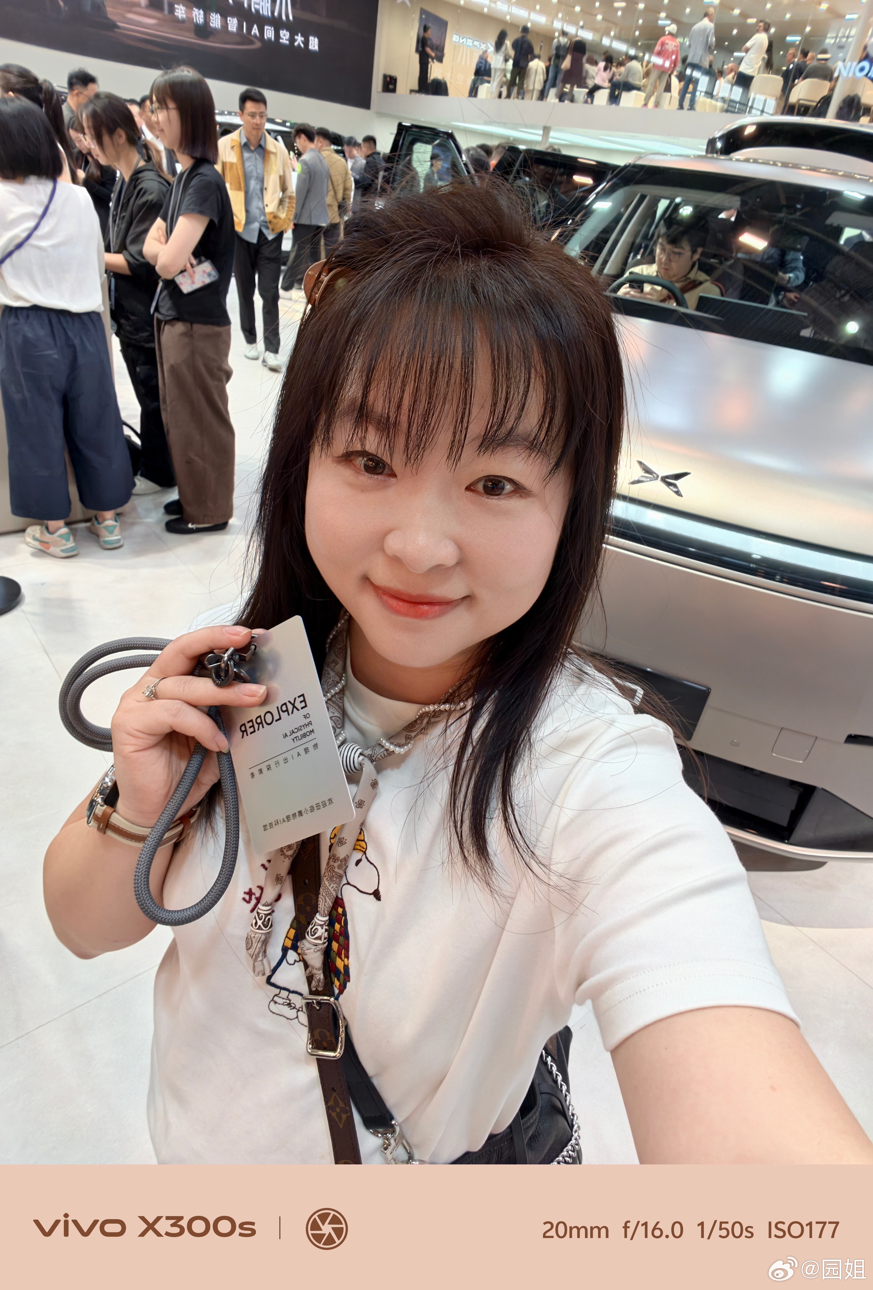 小鹏今年的助力车型就是小鹏GX，场馆里放了C位，看车的人也很多，全尺寸大空间，加