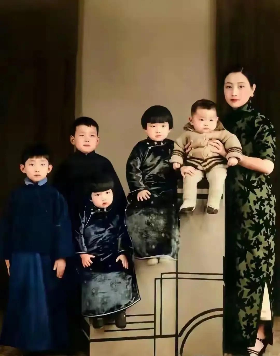 1936年，梅兰芳二夫人褔芝芳与五个孩子的留影，虽然已经数个孩子的母亲，但是依然