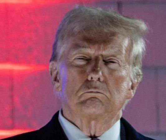 面对中国的强硬，特朗普在社交平台上表达了强烈不满，他写道：“中国这步走砸了，彻底