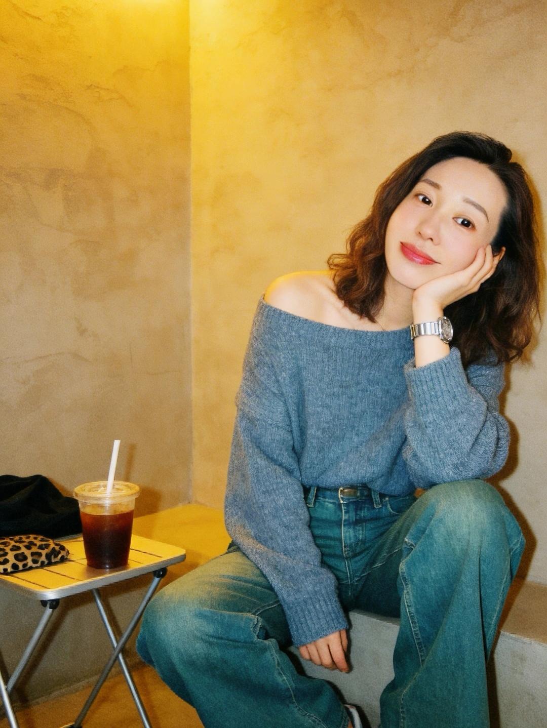 82年44岁
单身离异12年
没人撑腰的日子
我也在深夜偷偷崩溃过
以为熬不下去