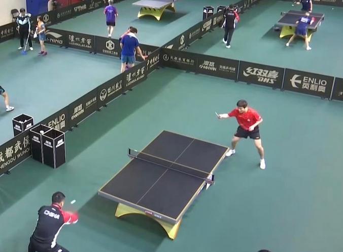 你是说梁靖崑出场之前是男队主教练王皓给他当陪练的？2025年成都混团世界杯第二阶