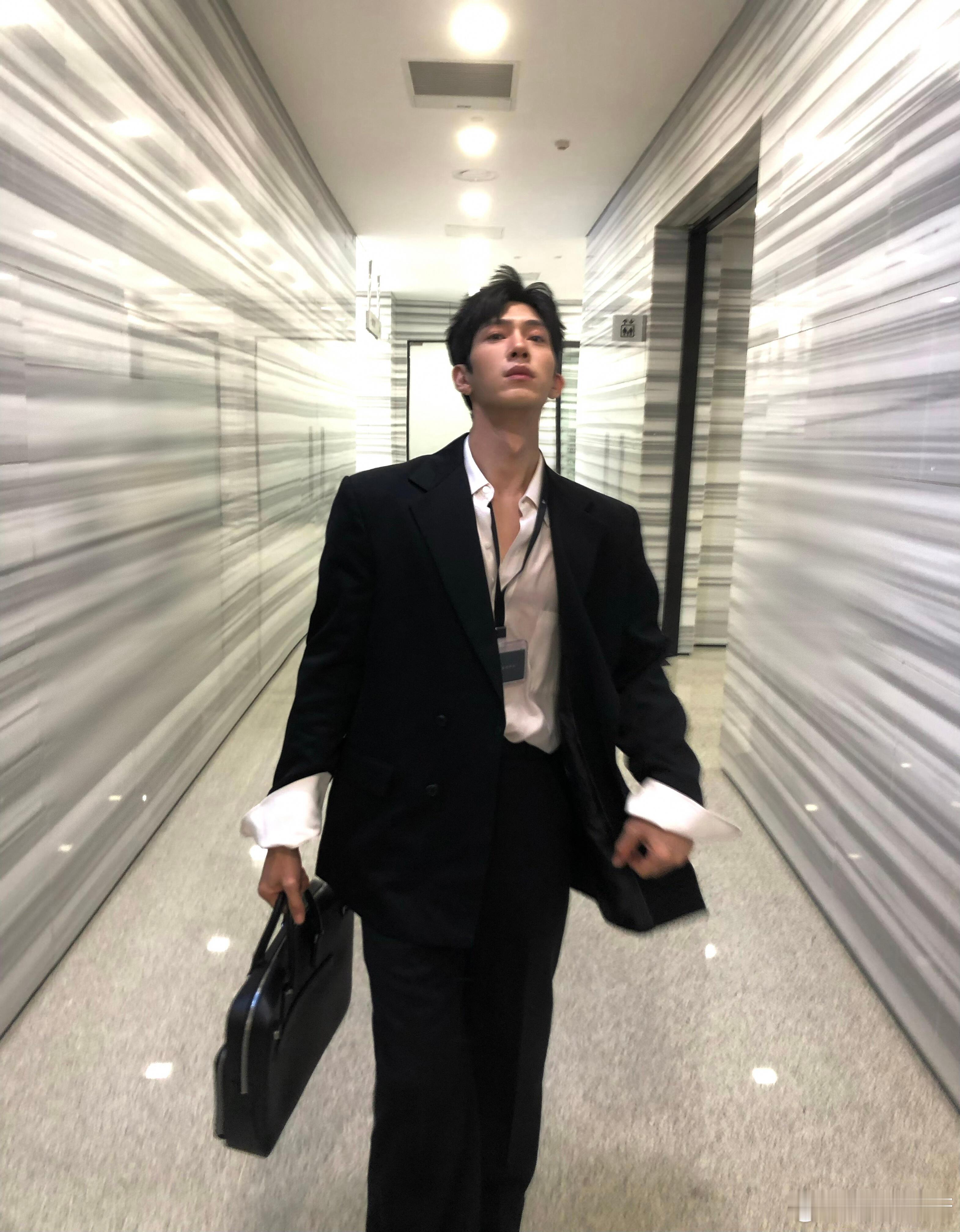 井柏然Luke国贸下班大片这是什么豪门贵公子下班实录啊！！完全就是luke走进现
