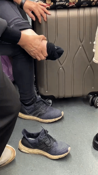 网友拍到地铁上有一名男子竟然当众脱鞋抠脚？
他这么做自己倒是舒服了？
但是考虑过