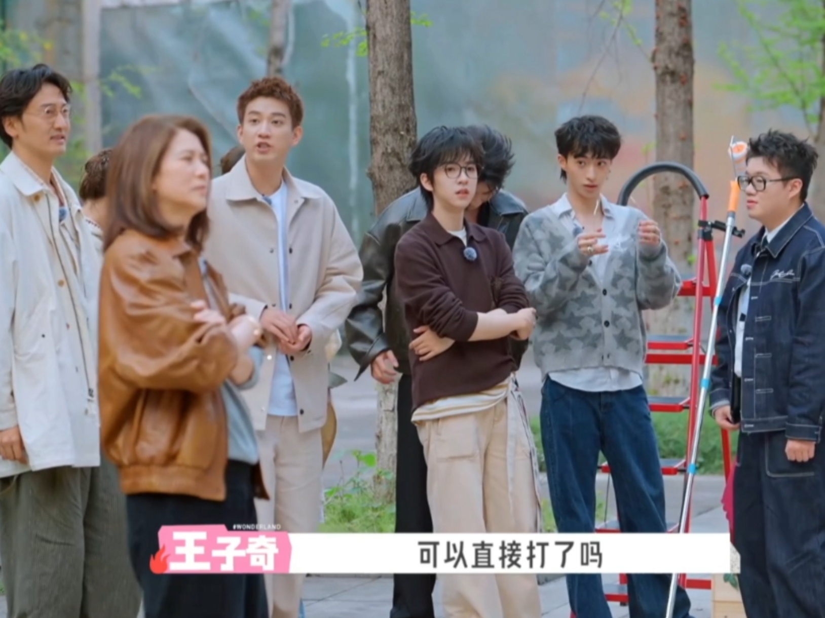 母女俩一个姿势 