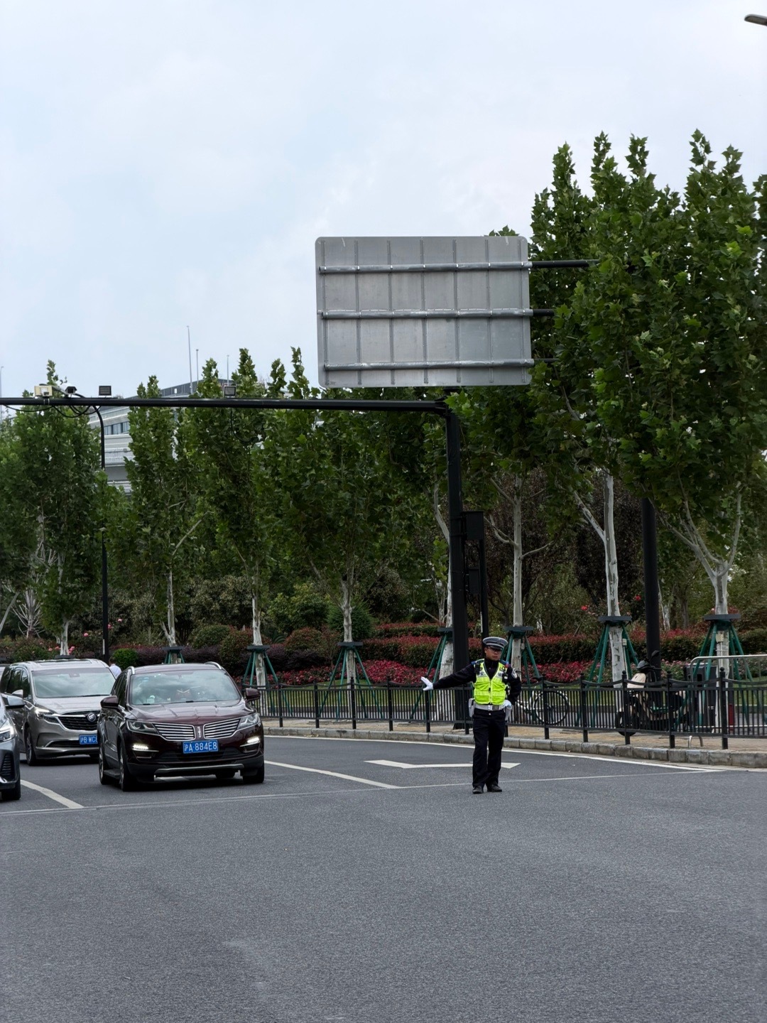 分享一位仪态颇为讲究的沪上交警同志。 ​​​