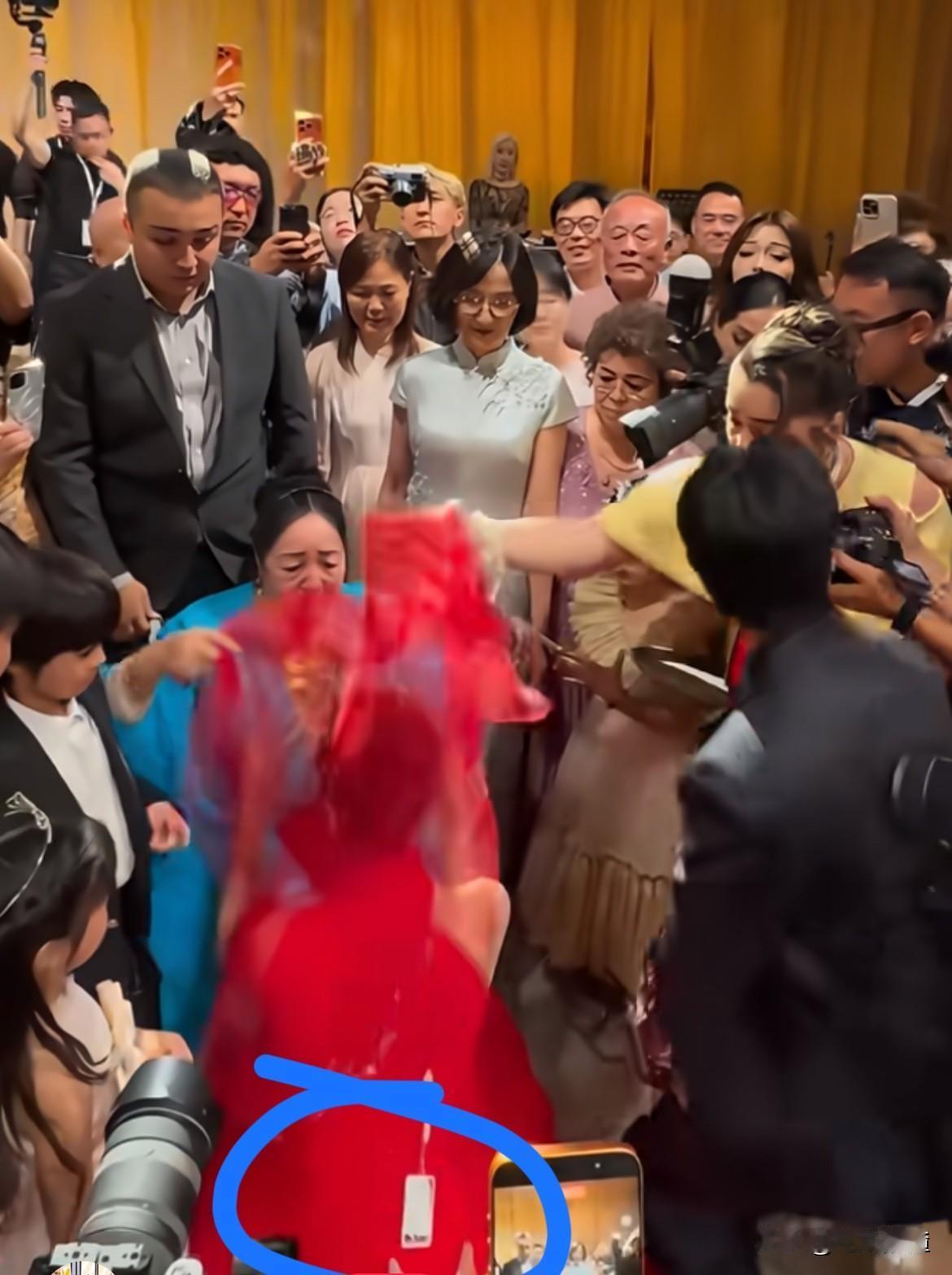 麦迪娜婚礼是真浪漫，
新娘美艳，新郎帅气，养眼极了！
但这个头纱，居然没摘吊牌，