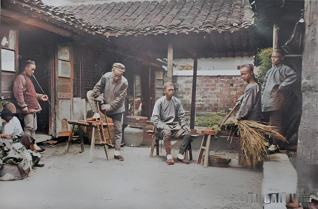 这张照片展示了1899年的北方乡村家庭场景中，左首第一个女人正坐着做针线活，可能