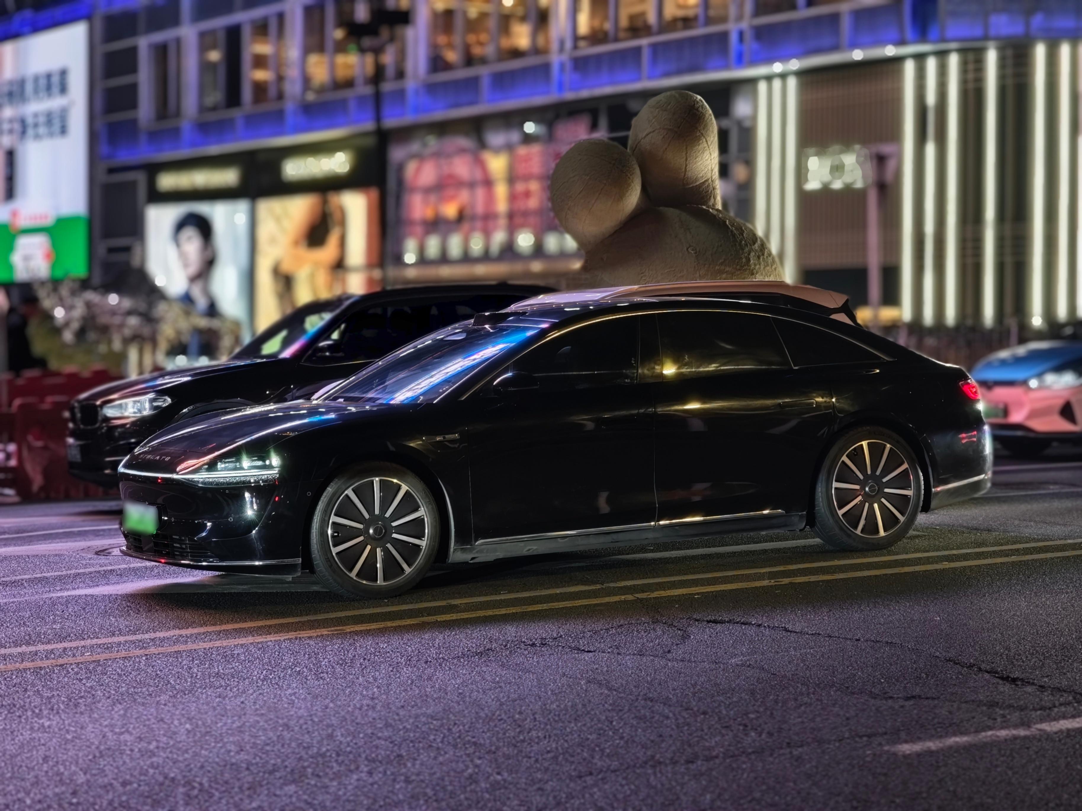 其实享界S9开在路上还是挺有辨识度的，这个One-Box造型，这个璀璨星河大灯…