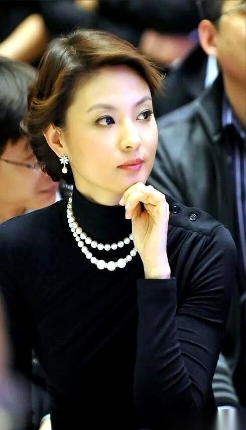 央视那张公认的“国泰民安脸”，突然就从屏幕上消失了。
新闻联播的提词器还在滚动，