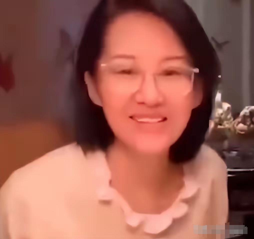 那么漂亮的许晴素颜咋这样哦？跟个路人甲一样，一点也不漂亮，丢在人堆里可能都看不到
