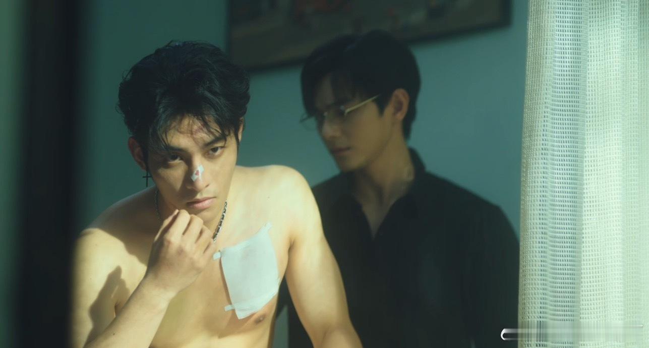 幸章力的氛围感真的很绝，安静站着就有很强的性张力，不是外放的撩人，而是像彼此气息