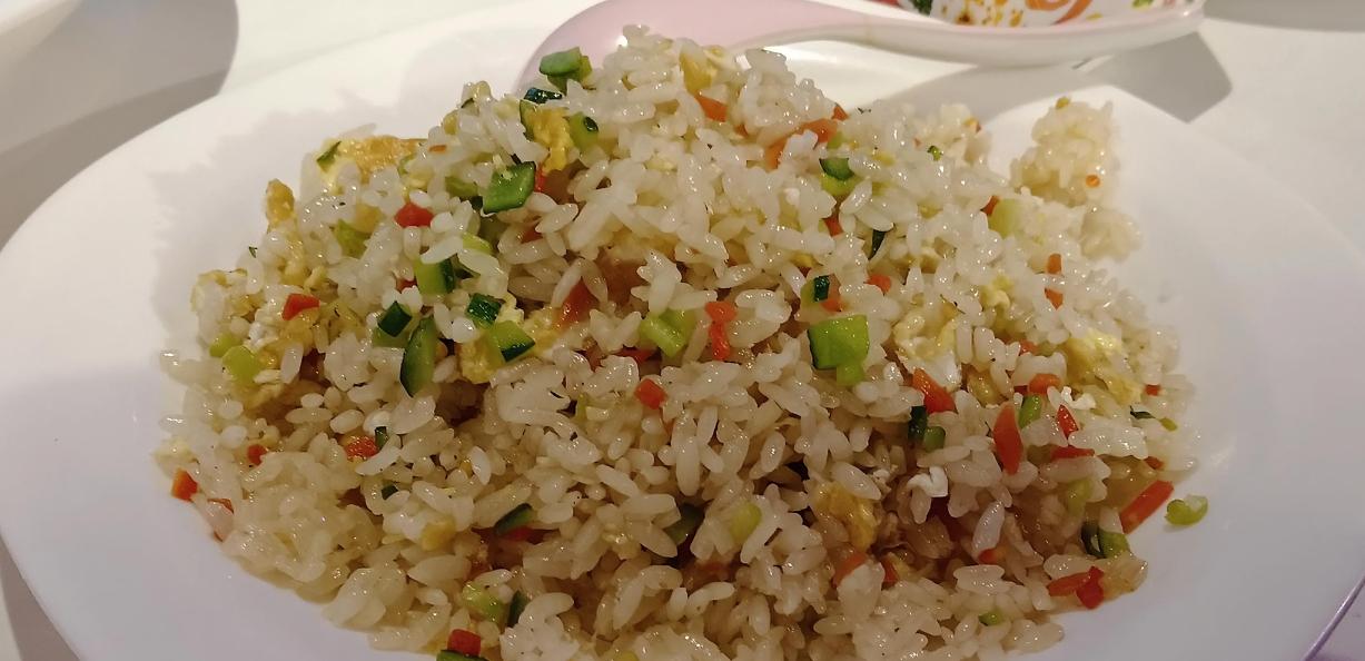 今天的炒饭虽然简单，只放了胡萝卜丁、黄瓜丁、鸡蛋碎。但非常好吃，口感劲道弹牙，清
