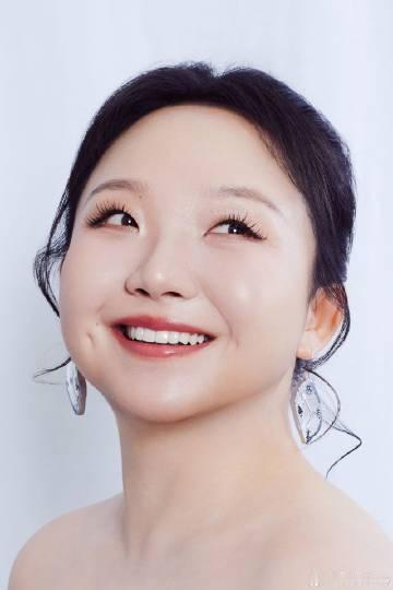 李嘉琦把650穿在身上走红毯  李嘉琦把650小豆人的身影穿在身上，每一步都带着