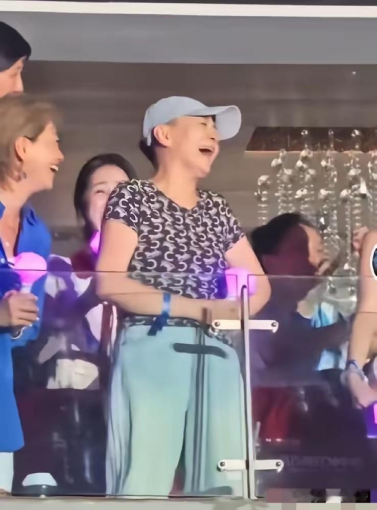 那英演唱会上，宋丹丹尴尬了。那英指着嘉宾区域介绍说，今天晚上还有比我更年长的嘉宾
