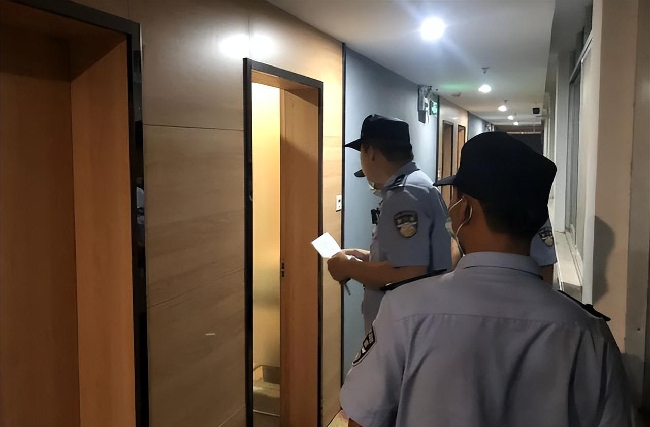 “被做局了？”江西，一男子被客户邀请到酒店商谈业务，客户为了讨好男子，于是为其介