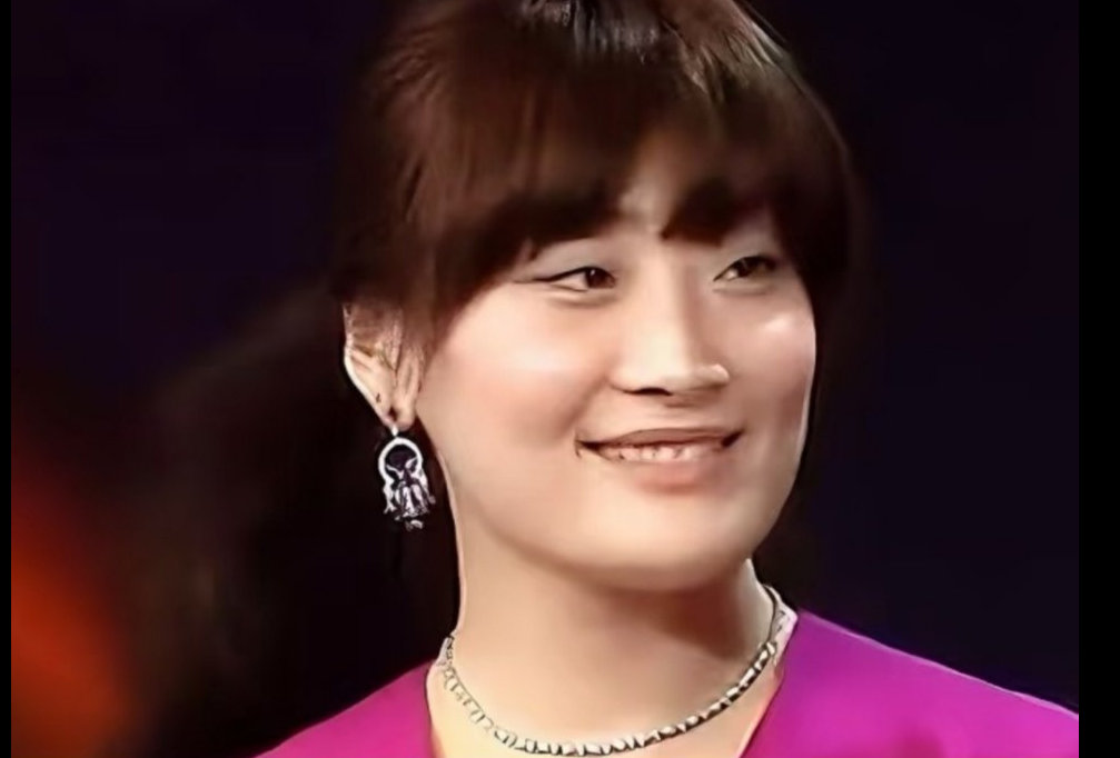 宗馥莉也戴过黄杨钿甜同款耳环？只不过她这款是红宝石！ ​​​